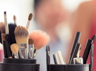 Manter os pincéis de maquiagem sempre limpos é essencial para evitar bactérias