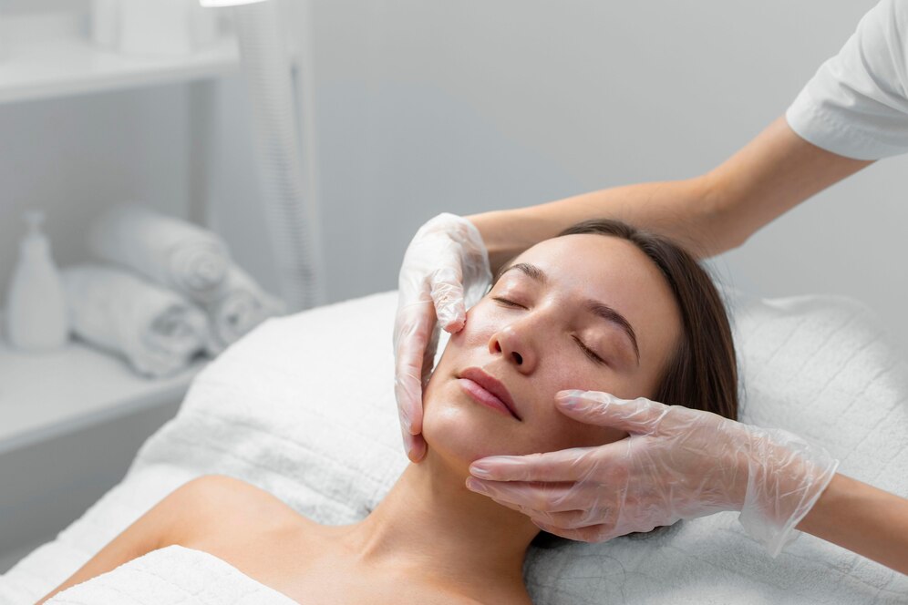 A imagem mostra um exemplo de uma mulher se preparando para um procedimento dermatológico.