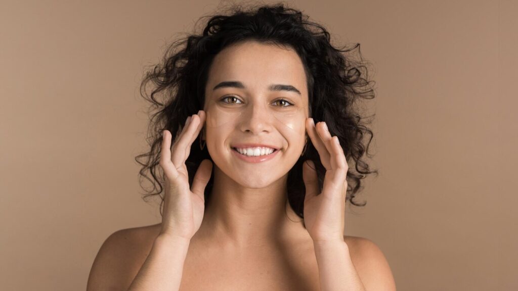 A imagem mostra um exemplo de uma mulher que fez tratamentos faciais.