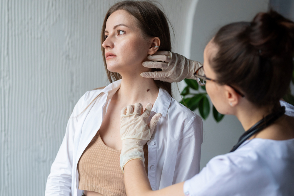 A imagem mostra alguém no dermatologista