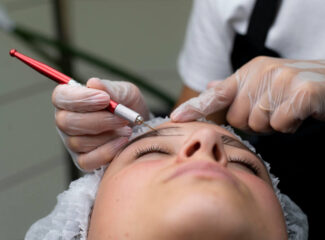 Transplante de sobrancelha: como funciona o procedimento estético
