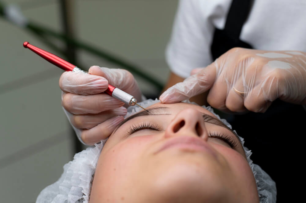Mulher deitada aparecendo somente o rosto, com tratamento sobrancelhas