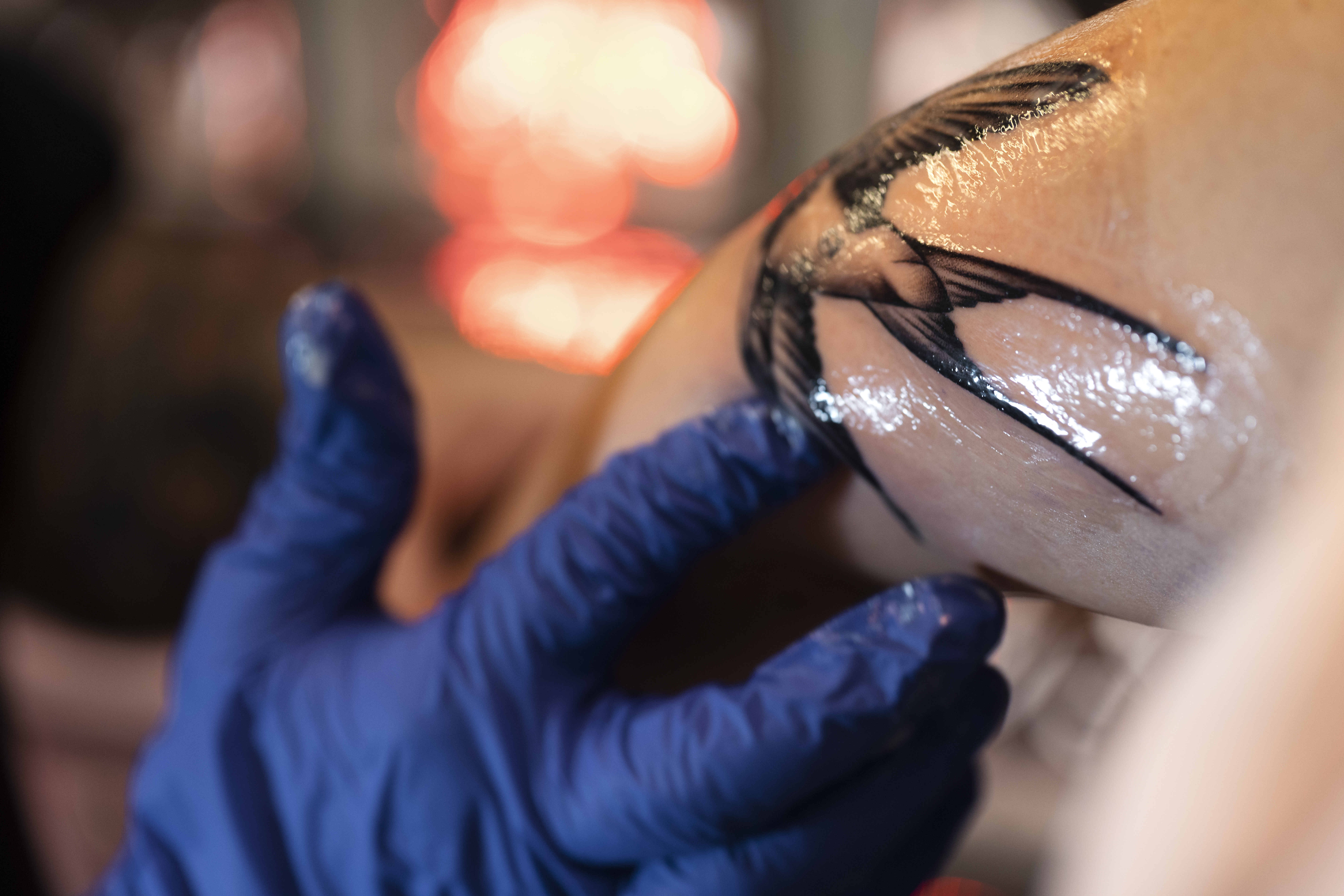 Pessoa com tatuagem preta no ombro.