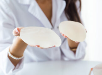 Explante mamário: entenda como funciona a retirada de silicone e a reconstrução das mamas